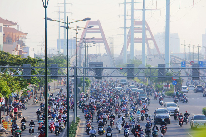 Kẹt xe từ sáng sớm, người Sài Gòn chen chúc đi làm trong tiết trời se lạnh ngày đầu tiên của năm 2018